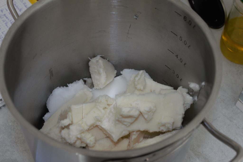Beurres de coco et de karité avant la fonte